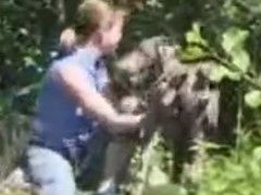 Cachorro comendo a mulher de quatro