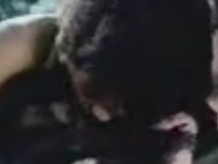 Mulher chupando o pau de um macaco