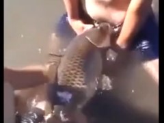 Dois moleques doidos fodendo um peixe na lagoa