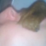 Marido força a mulher a comer a merda dele e ela chora