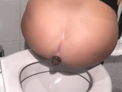 Mulher cagando uma merda enorme no vaso