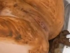 Mulher da bunda grande e gostosa com prisão de ventre cagando no chão