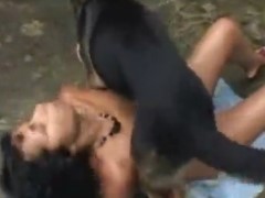 Marido forçando esposa mulata transar com cachorro