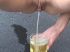 Garota super gostosa fazendo xixi no copo no meio da rua
