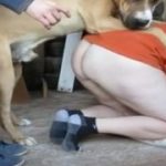 Video caseiro de uma mulher bunduda trepando com cachorro