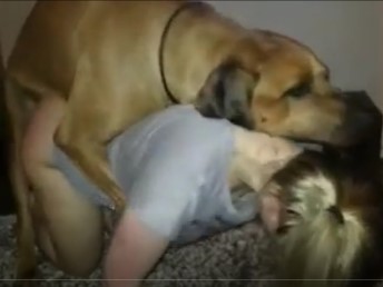 Marido filma com celular novinha tentando sexo com cachorro