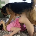 Novinha loira dando a buceta para o cachorro pastor alemao