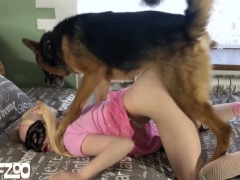 Novinha loira dando a buceta para o cachorro pastor alemao