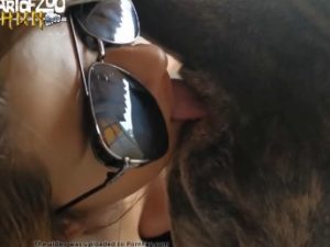 Puta brasileira lambendo o pau e o cuzinho do cachorro