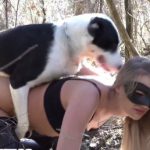 Loirinha novinha faz zoofilia com cachorro escondido na floresta