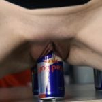 Minha mulher coroa sentando em uma lata de red bull 473 ML