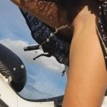 Minha namorada parou a moto para mijar no matinho