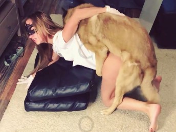 Menina de 18 anos caiu na net gozando transando com cachorro